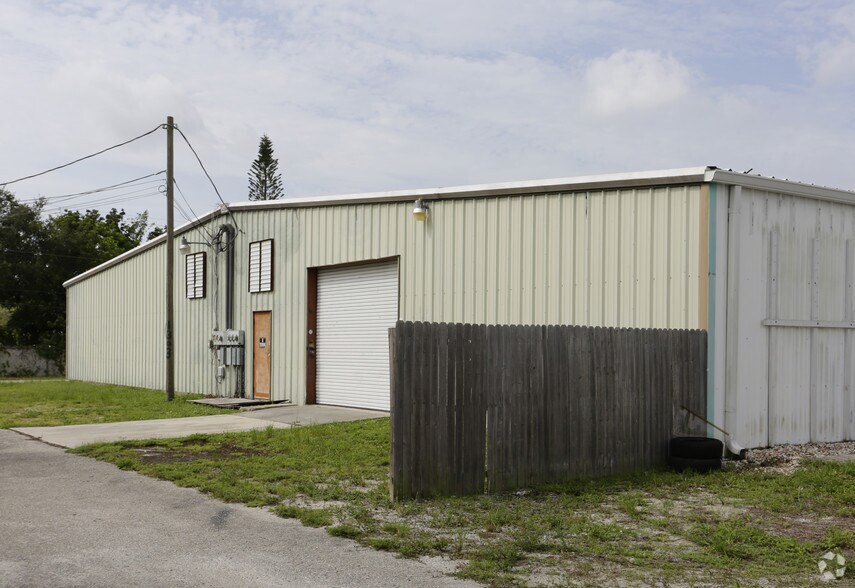1302 NE Pine Island Rd, Cape Coral, FL à louer - Photo de l’immeuble – Image 2 sur 10