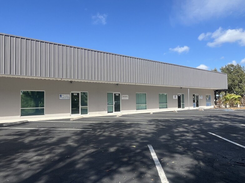 1891 Porter Lake Dr, Sarasota, FL à vendre - Photo de l’immeuble – Image 2 sur 10