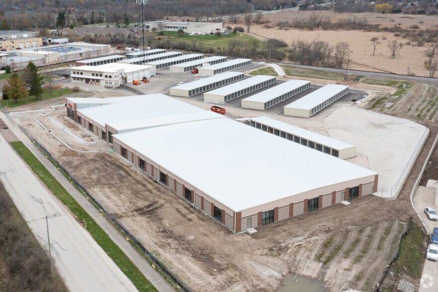 16840 Pheasant Dr, Brookfield, WI à louer - Photo principale – Image 1 sur 2