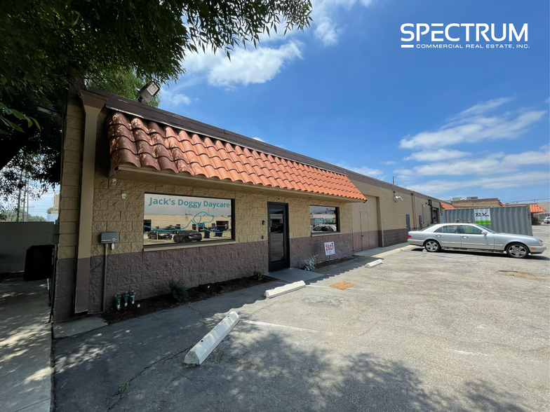 8943 Oso Ave, Chatsworth, CA à louer - Photo de l’immeuble – Image 1 sur 5