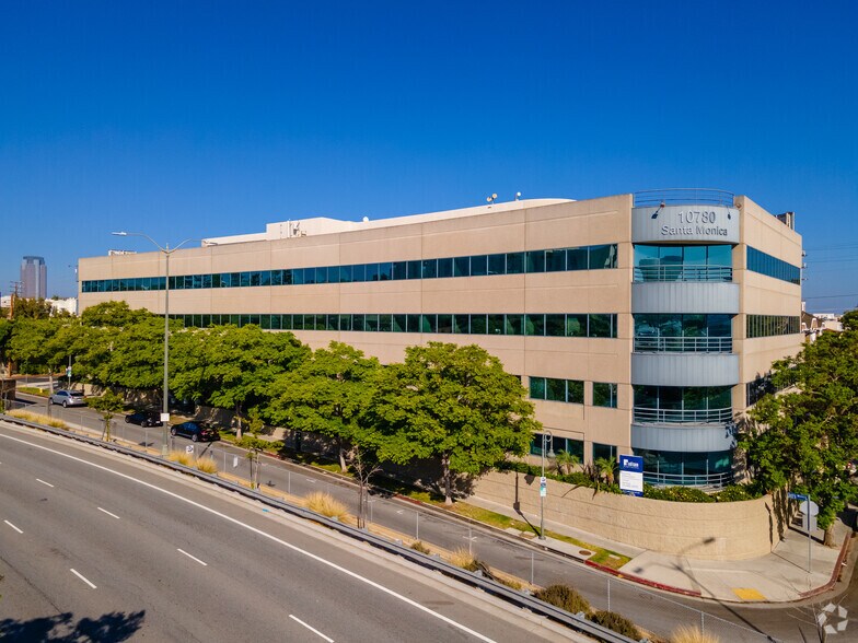 10780 Santa Monica Blvd, Los Angeles, CA à louer - Photo de l’immeuble – Image 2 sur 8