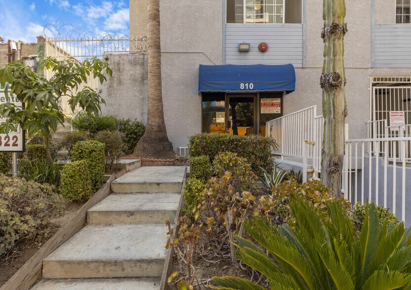 810 S Berendo St, Los Angeles, CA à vendre - Photo de l’immeuble – Image 3 sur 12