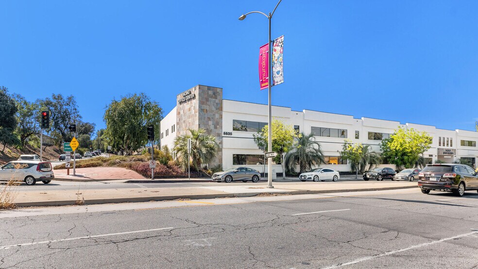 5535-5551 Balboa Blvd, Encino, CA à louer - Photo de l’immeuble – Image 1 sur 10
