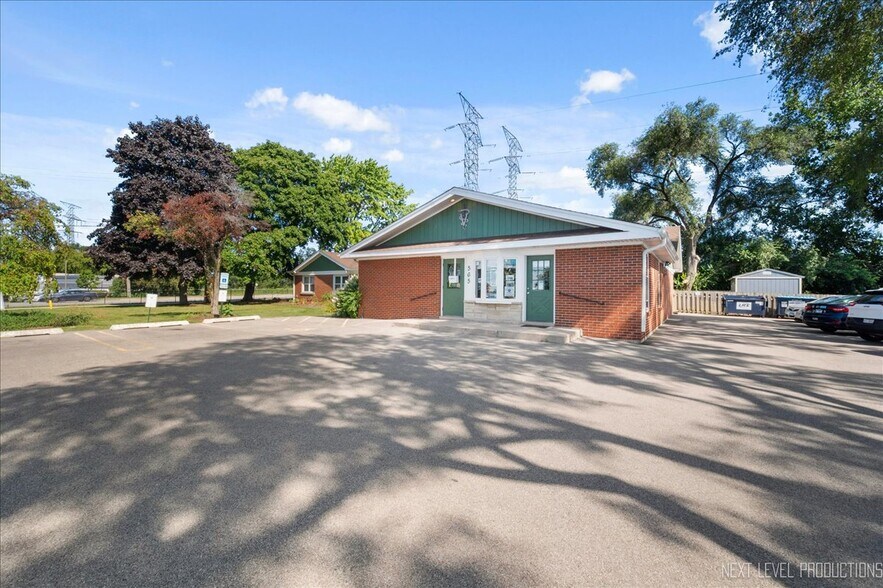 565 E Saint Charles Rd, Carol Stream, IL à vendre - Photo de l’immeuble – Image 3 sur 16