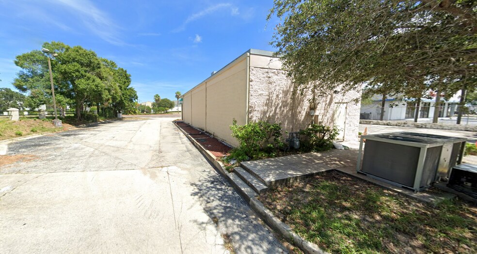 209 S Cocoa Blvd, Cocoa, FL à louer - Photo de l’immeuble – Image 2 sur 5