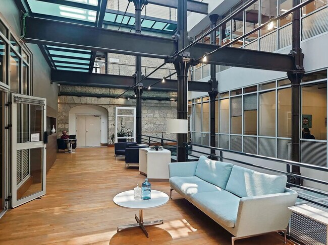 Plus de détails pour 10 Place De La Joliette, Marseille - Bureau à louer