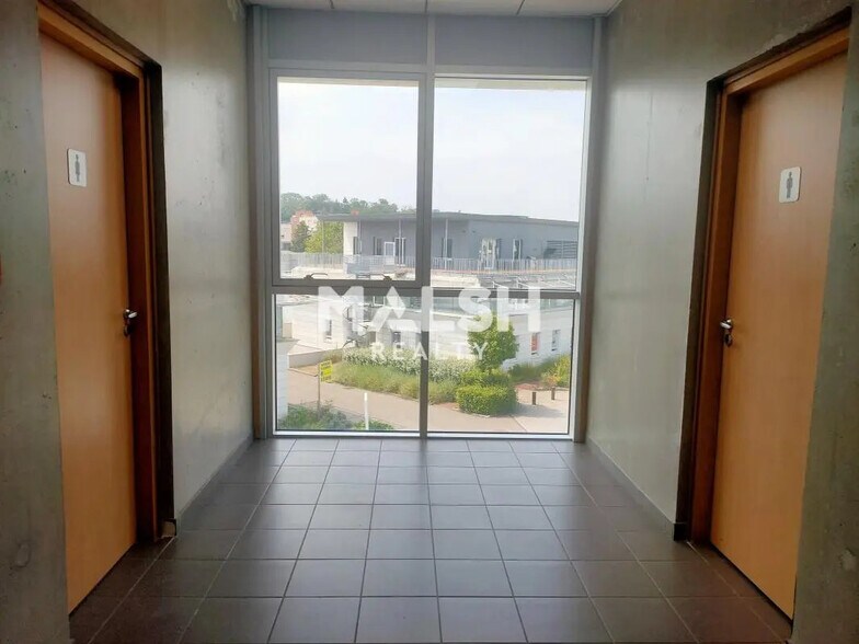 Bureau dans Bron à vendre - Hall d’entrée – Image 2 sur 8