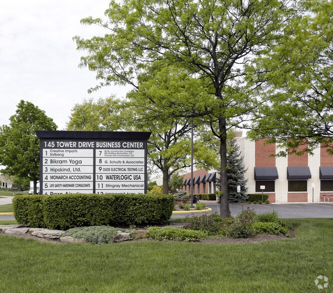 145 Tower Dr, Burr Ridge, IL à louer - Photo de l’immeuble – Image 2 sur 8