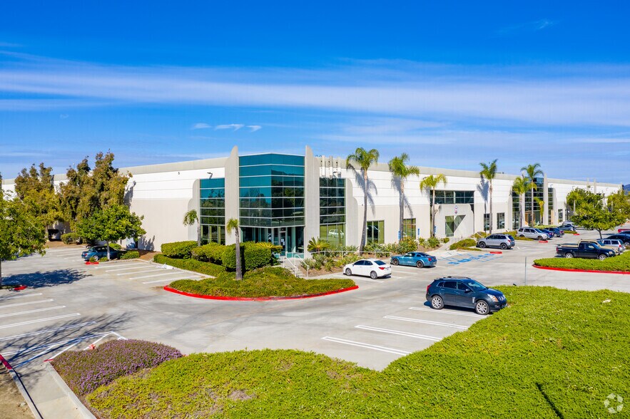 2611 Commerce Way, Vista, CA à louer - Photo principale – Image 1 sur 6