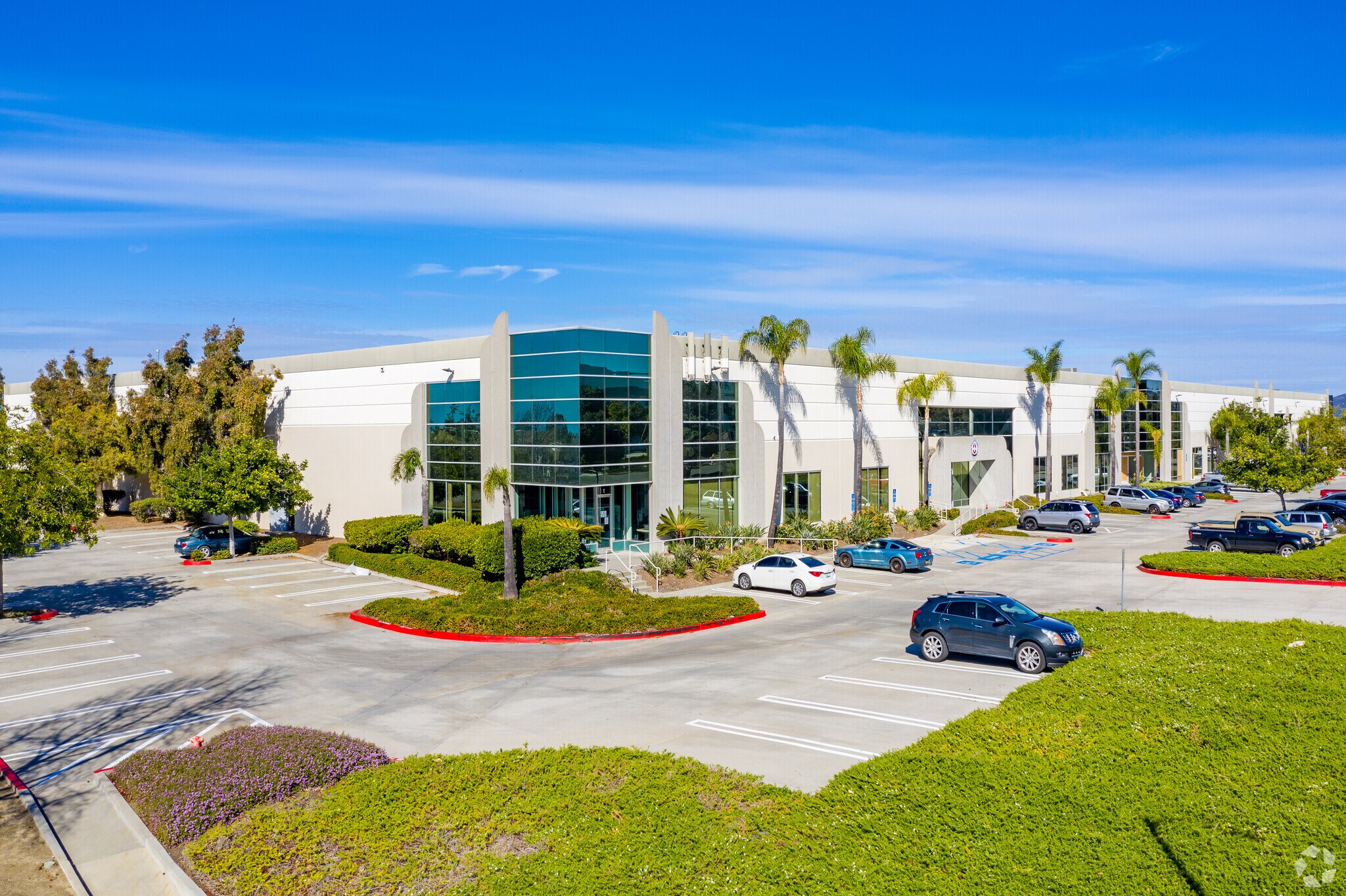 2611 Commerce Way, Vista, CA à louer Photo principale– Image 1 sur 7