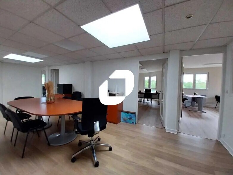 Bureau dans Rambouillet à louer - Photo de l’immeuble – Image 2 sur 15