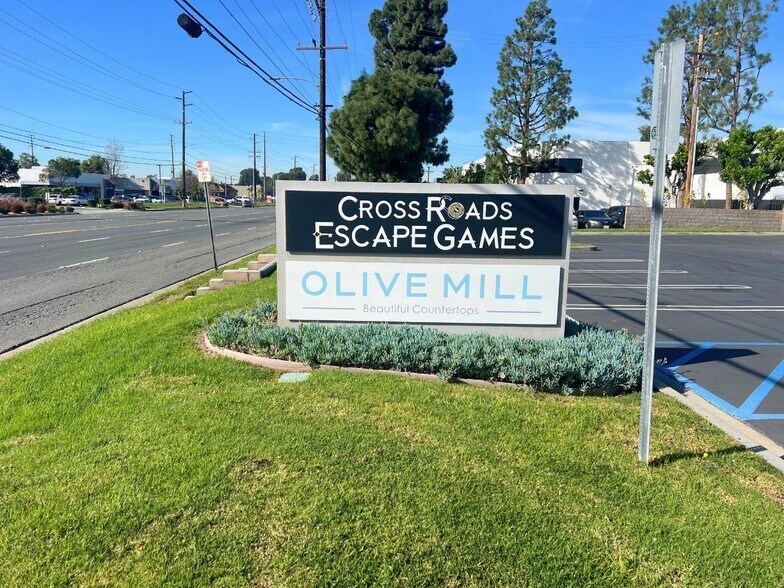 4245-4247 E La Palma Ave, Anaheim, CA à louer - Photo de l’immeuble – Image 2 sur 4