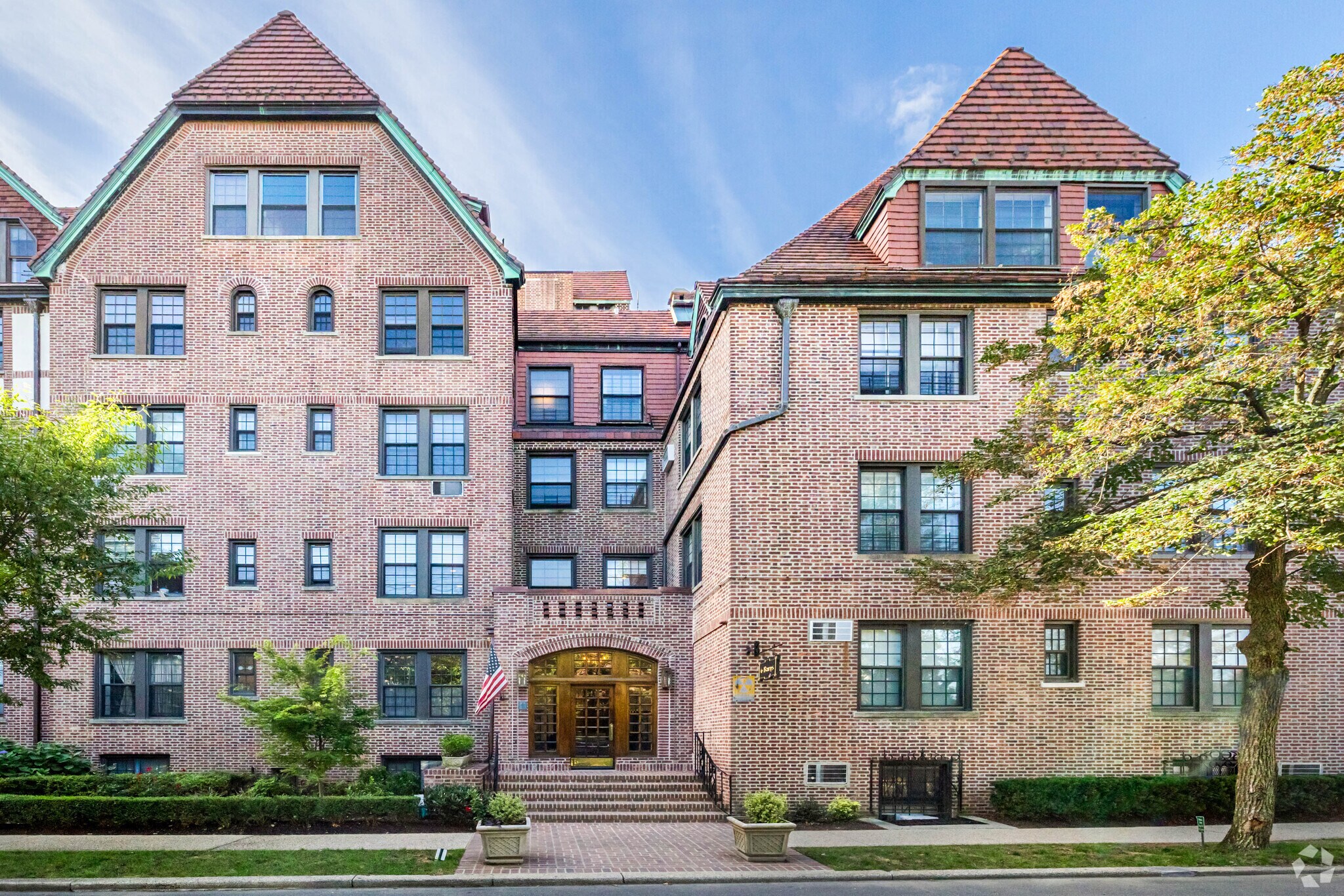 6 Burns St, Forest Hills, NY à louer Photo de l’immeuble– Image 1 sur 12