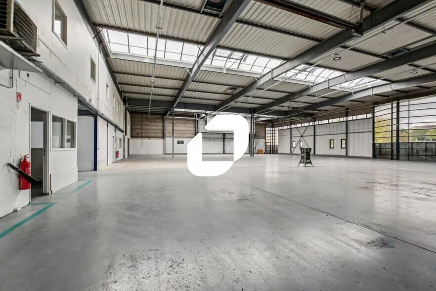 Local d’activités dans Créteil à louer - Photo de l’immeuble – Image 3 sur 7