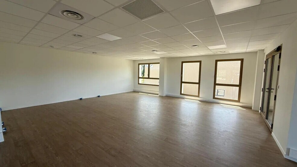 Local d'activités dans Tossiat à vendre - Photo de l’immeuble – Image 3 sur 13