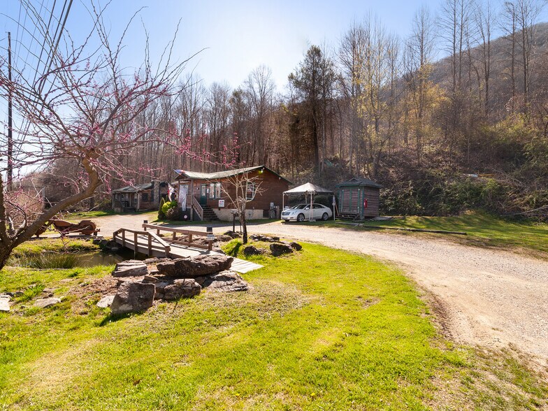 1369 Soco Rd, Maggie Valley, NC à vendre - Photo de l’immeuble – Image 2 sur 9
