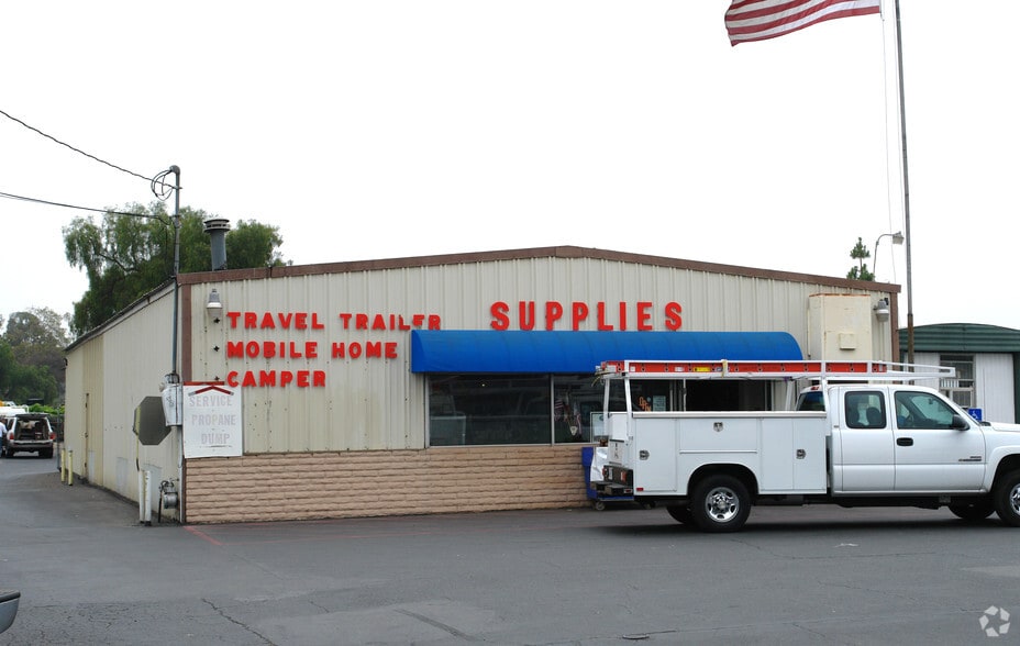 945 W Mission Ave portefeuille de 2 biens à vendre sur LoopNet.fr - Photo de l’immeuble – Image 1 sur 1