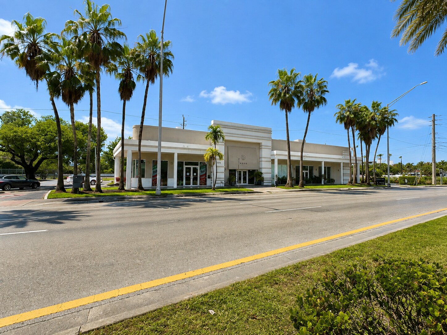 13750 Biscayne Blvd, North Miami Beach, FL à louer Photo de l’immeuble– Image 1 sur 20