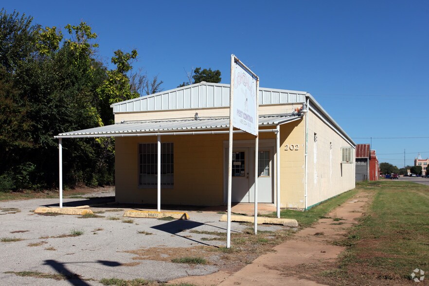 202 W Iowa Ave, Chickasha, OK à vendre - Photo de l’immeuble – Image 2 sur 2