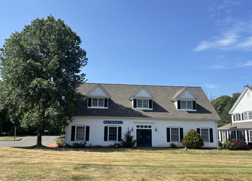 296 Country Club Rd, Avon, CT à louer - Photo de l’immeuble – Image 1 sur 9