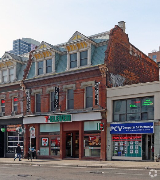 680 Yonge St, Toronto, ON à louer - Photo de l’immeuble – Image 3 sur 3