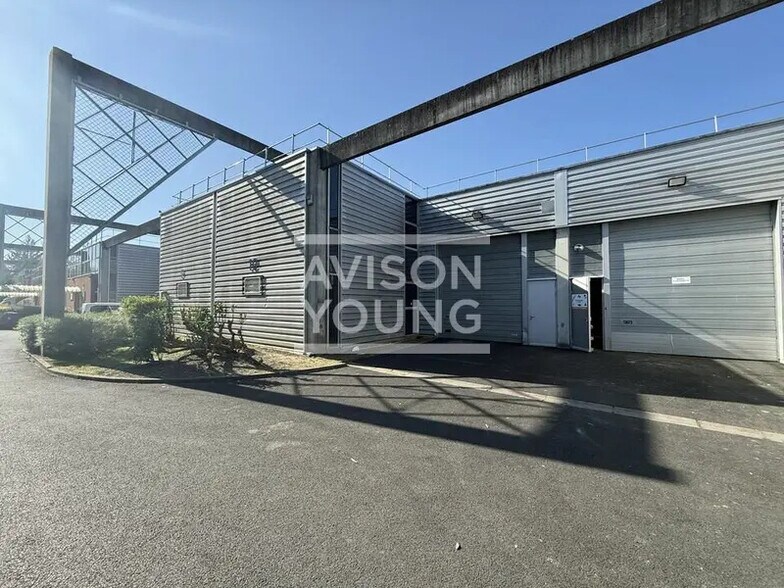 Local d’activités dans Saint-Thibault-des-Vignes à louer - Photo de l’immeuble – Image 1 sur 4