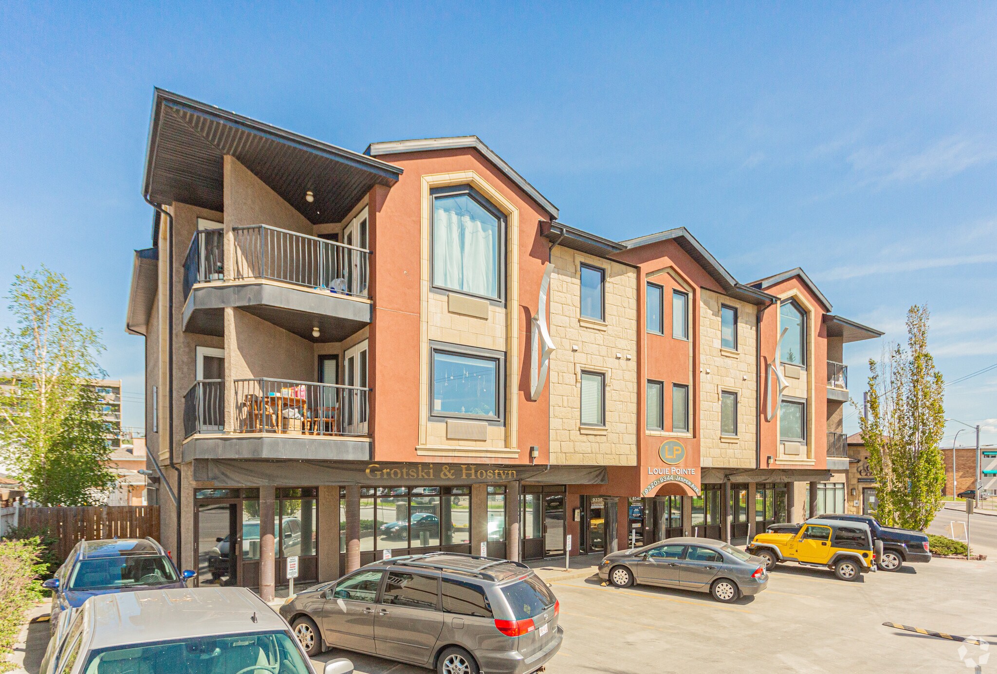 9320 Jasper Ave NW, Edmonton, AB à vendre Photo principale– Image 1 sur 2