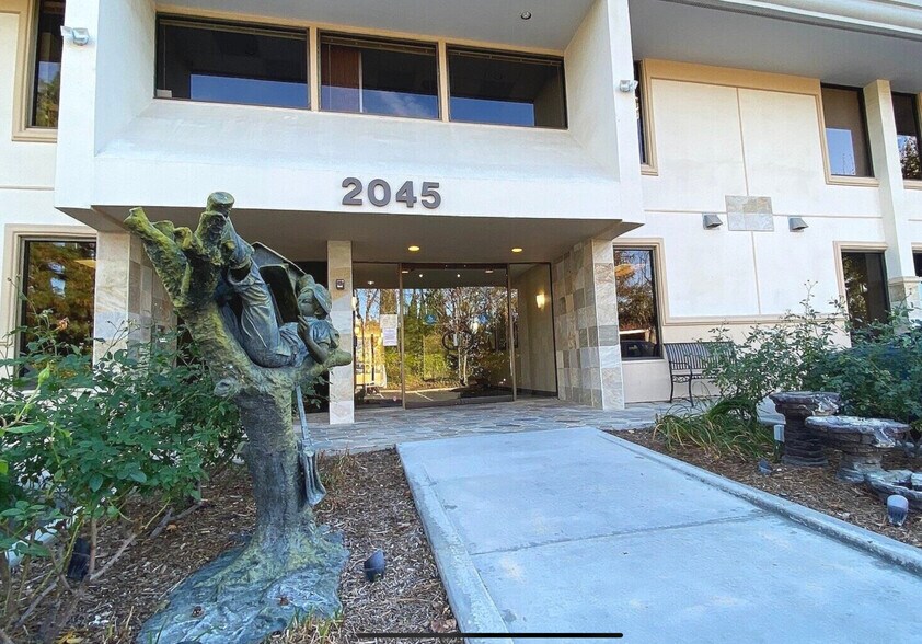 2045 Royal Ave, Simi Valley, CA à louer - Photo de l’immeuble – Image 2 sur 7