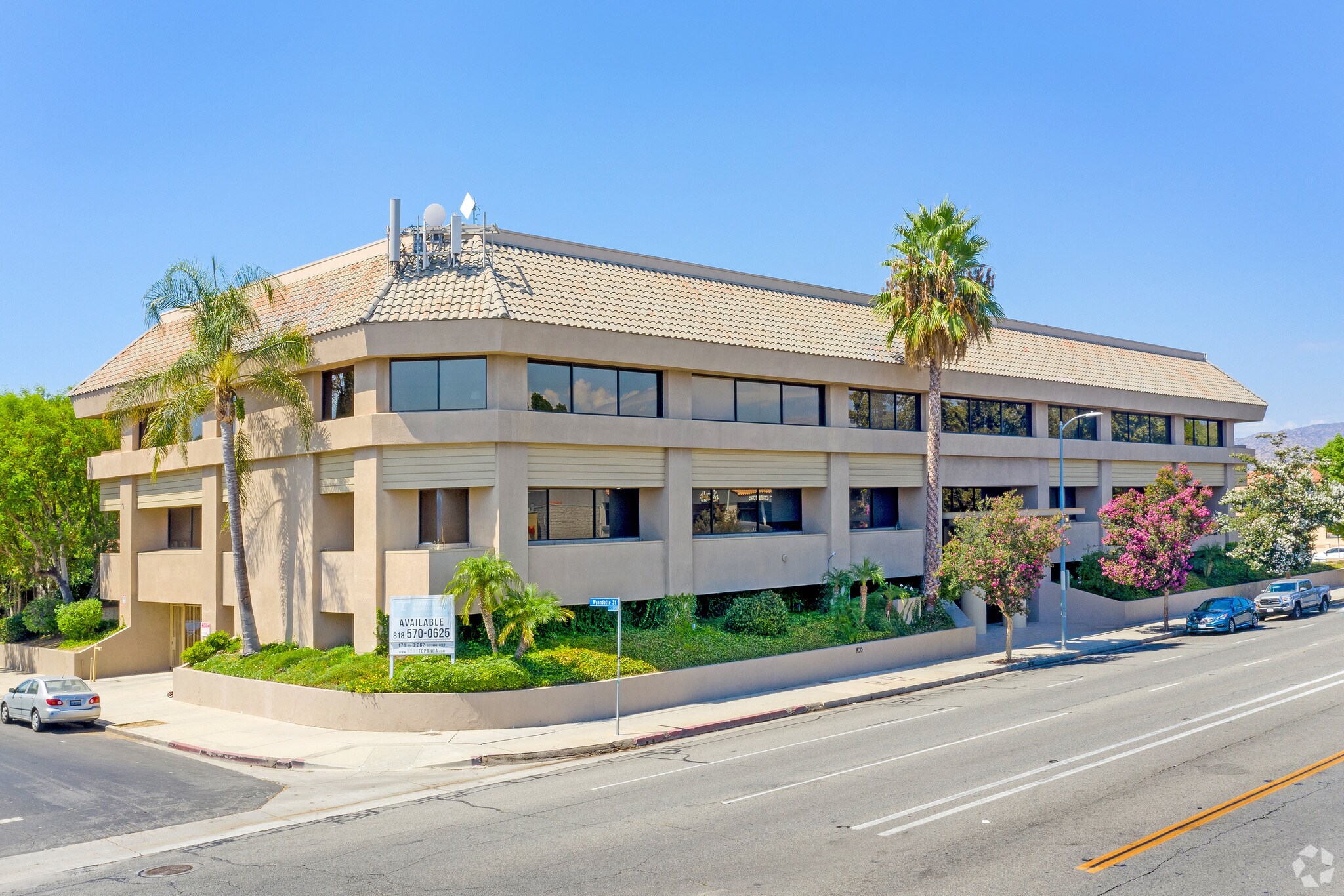 7301 Topanga Canyon Blvd, Canoga Park, CA à louer Photo de l’immeuble– Image 1 sur 28