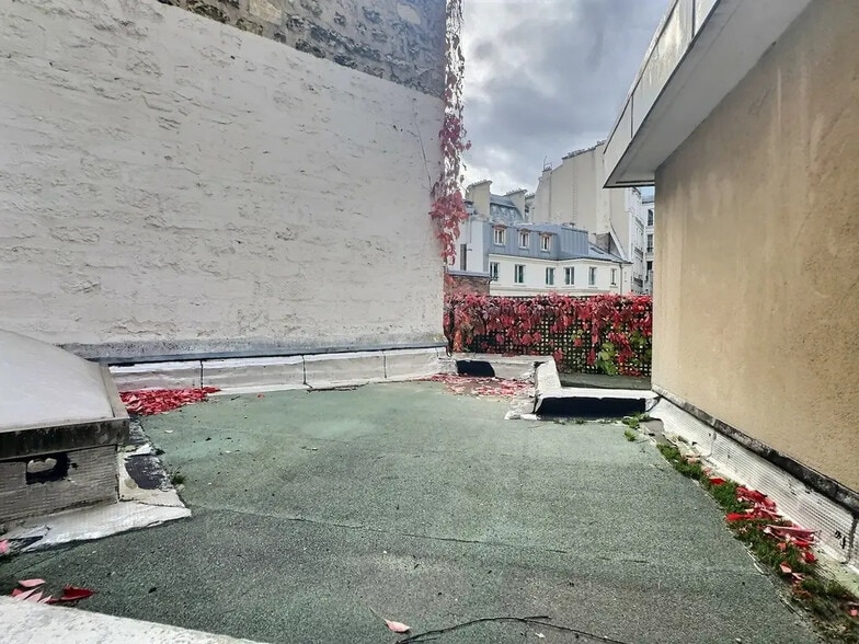 42 Rue De Bassano, Paris à louer - Photo de l’immeuble – Image 3 sur 6