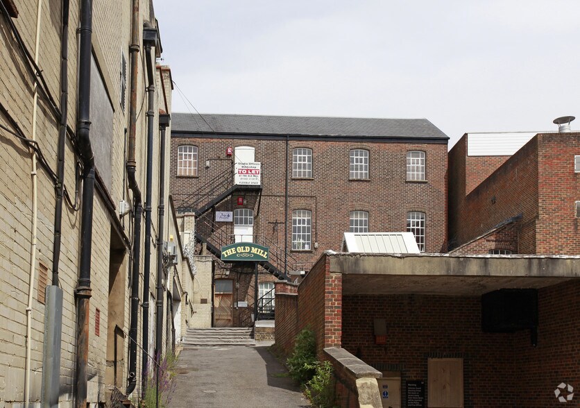 45 London Rd, East Grinstead à louer - Photo principale – Image 1 sur 6