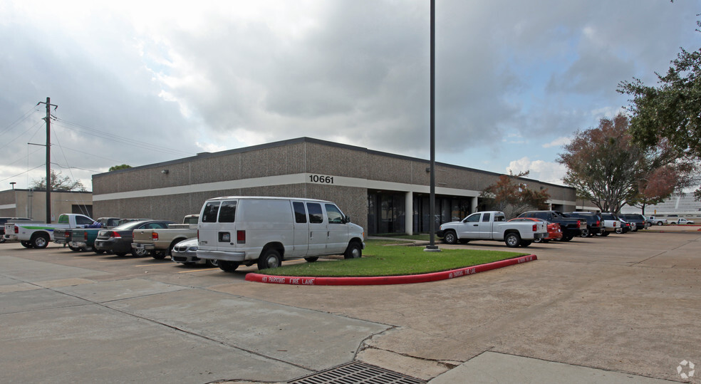 10661 Haddington Dr, Houston, TX à louer - Photo principale – Image 1 sur 23