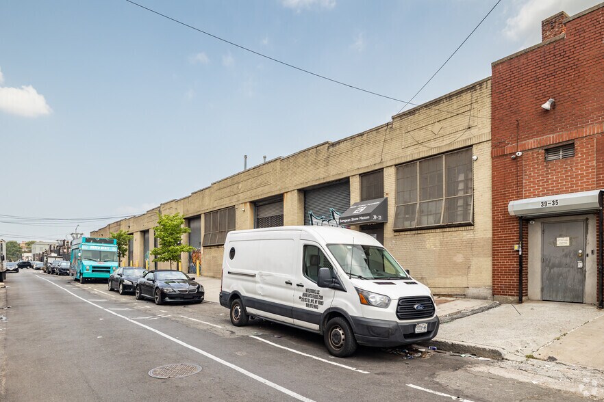 3921 22nd St, Long Island City, NY à louer - Photo de l’immeuble – Image 3 sur 5