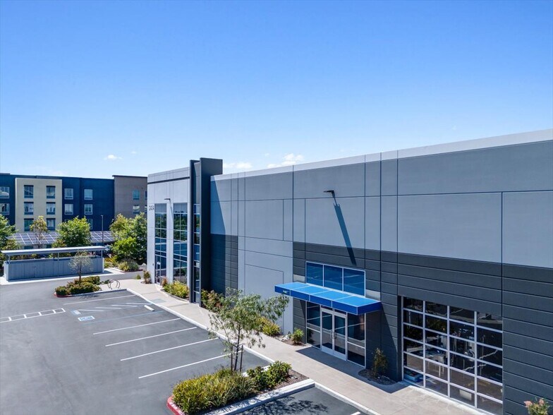2434 Fenton St, Chula Vista, CA à vendre - Photo de l’immeuble – Image 3 sur 16