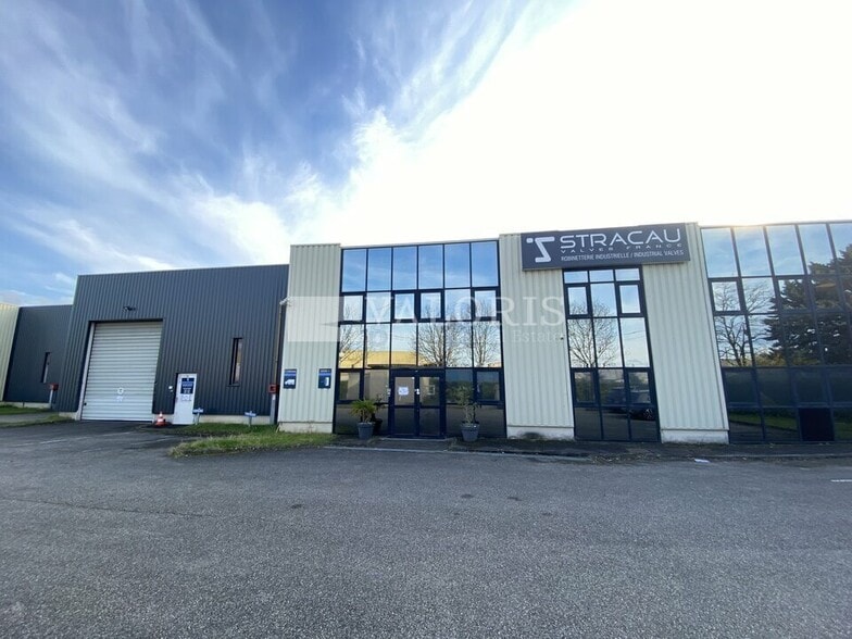 Local d’activités dans Genas à louer - Photo de l’immeuble – Image 1 sur 4