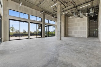 2010 E Warner Ave, Santa Ana, CA à louer Photo de l’immeuble– Image 1 sur 10