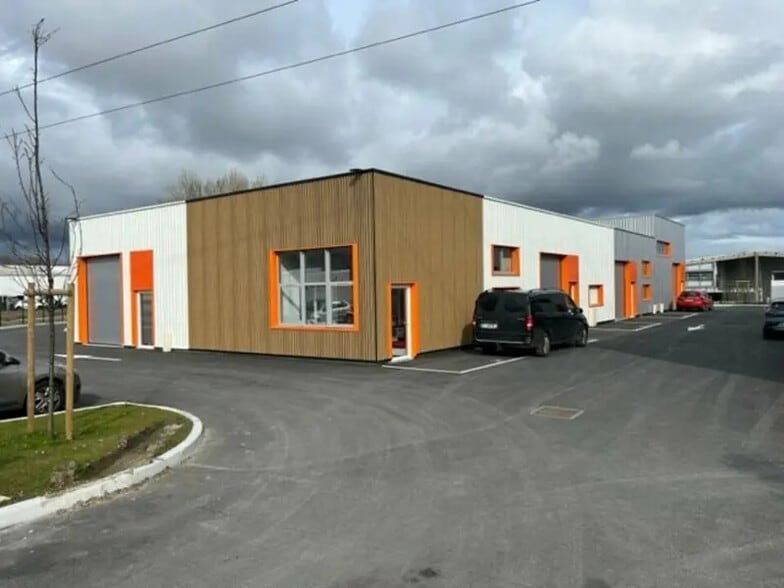 Local d’activités dans Carbon-Blanc à louer - Photo de l’immeuble – Image 3 sur 4