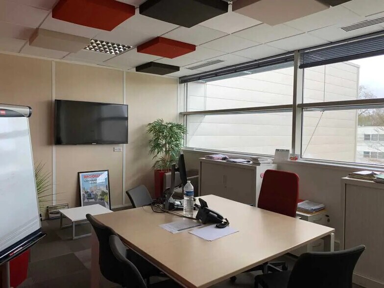 Bureau dans Boigny-sur-Bionne à vendre - Photo de l’immeuble – Image 3 sur 11