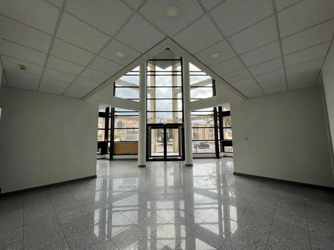 Bureau dans Roanne à louer Hall d’entrée– Image 1 sur 6
