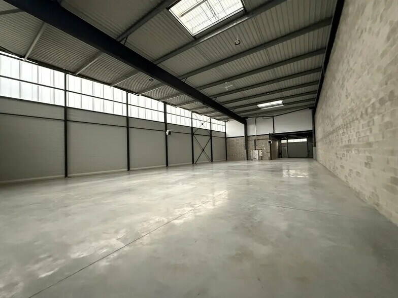 Local d’activités dans Stains à louer - Photo intérieure – Image 2 sur 11