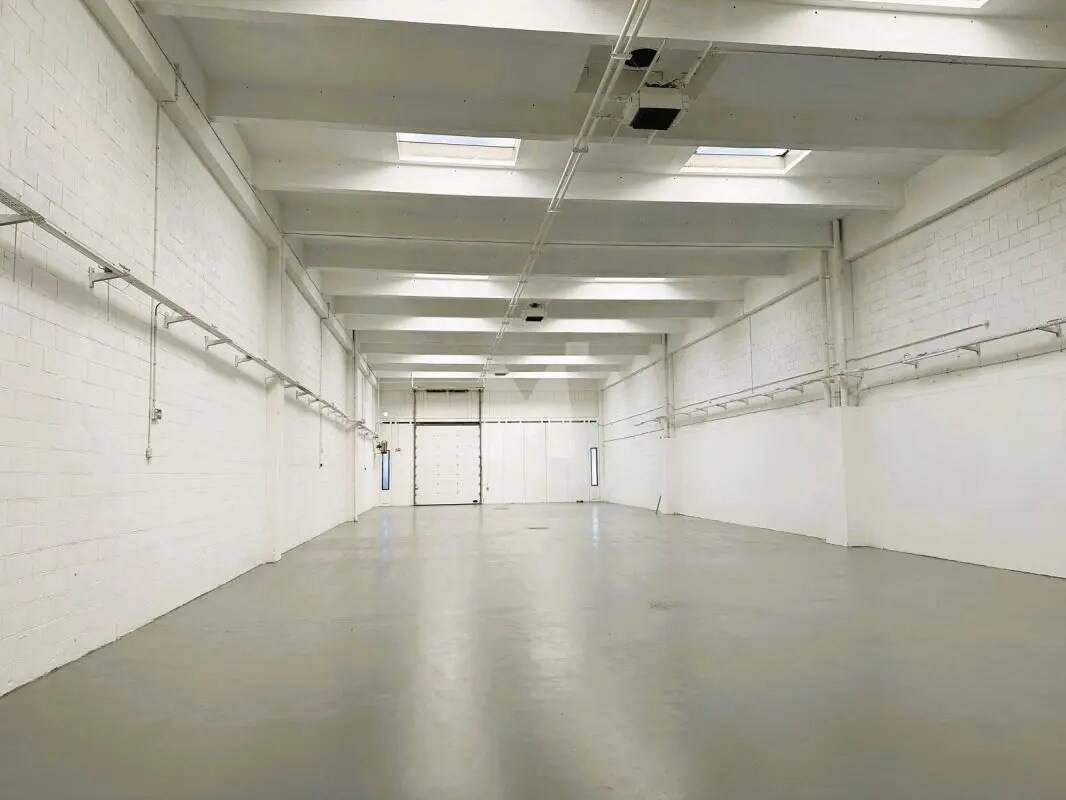 Local d’activités dans Évry-Courcouronnes à louer Photo de l’immeuble– Image 1 sur 10