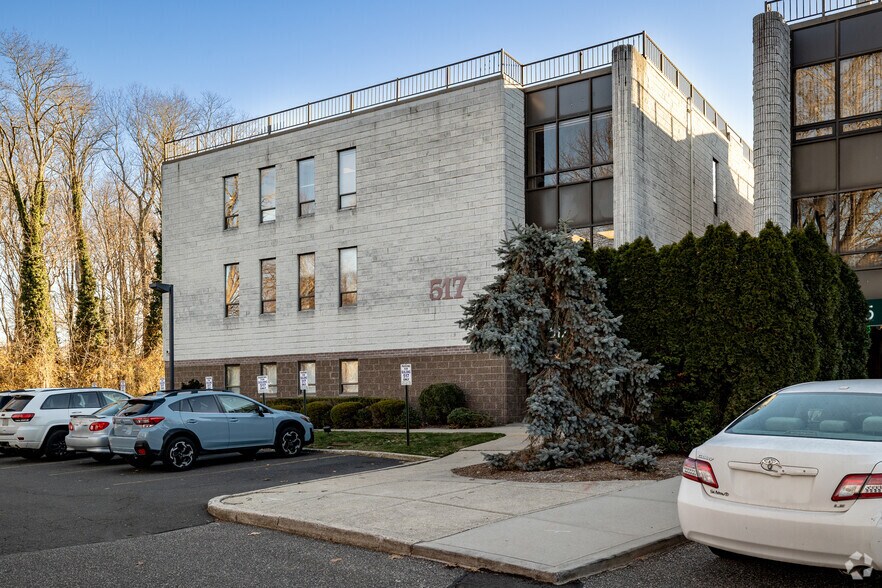 517 Route 111, Hauppauge, NY à louer - Photo de l’immeuble – Image 3 sur 5