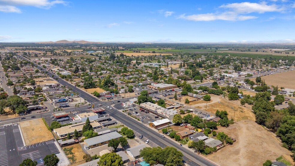 210 S Farmersville Blvd, Farmersville, CA à vendre - Photo de l’immeuble – Image 3 sur 20