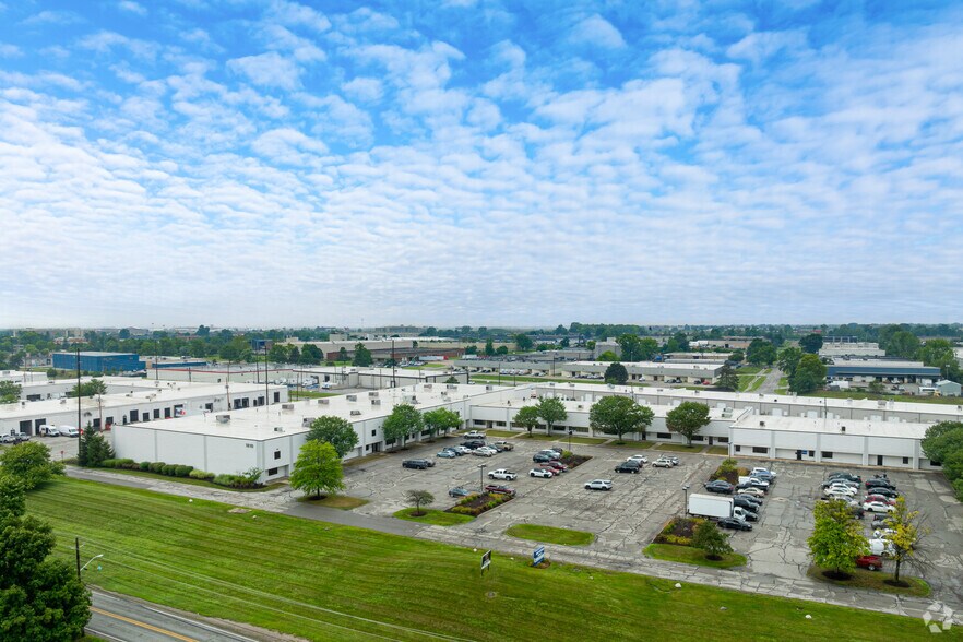 1810 S Lynhurst Dr, Indianapolis, IN à louer - Photo de l’immeuble – Image 1 sur 22