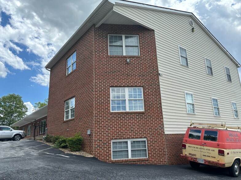 1020 Jefferson Hwy, Staunton, VA à vendre - Photo de l’immeuble – Image 3 sur 7