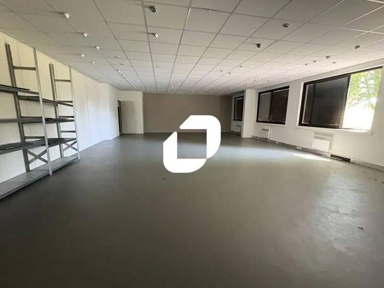 Local d’activités dans Toussus-le-Noble à louer - Photo de l’immeuble – Image 3 sur 8