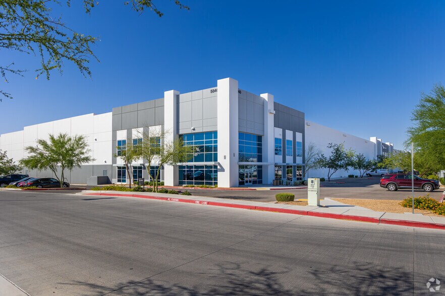 5840 Donovan Way, Las Vegas, NV à louer - Photo de l’immeuble – Image 1 sur 11
