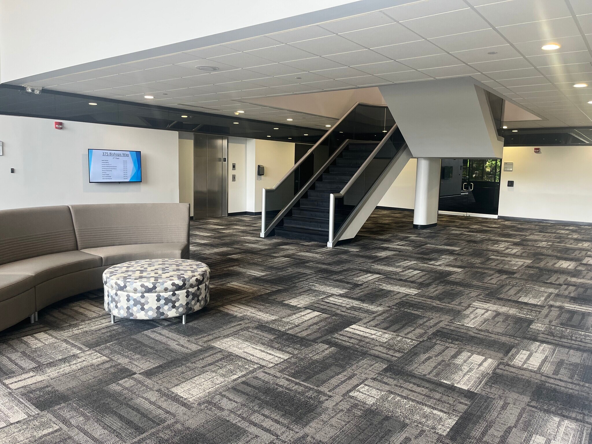 375 Bishops Way, Brookfield, WI à louer Photo intérieure– Image 1 sur 3