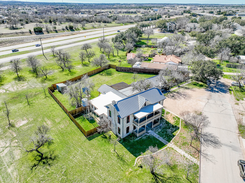 703 Spring St, Granbury, TX à vendre - Photo de l’immeuble – Image 1 sur 11