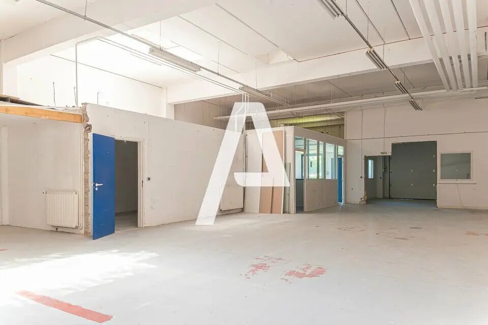 Local d’activités dans  à louer Photo de l’immeuble– Image 1 sur 8